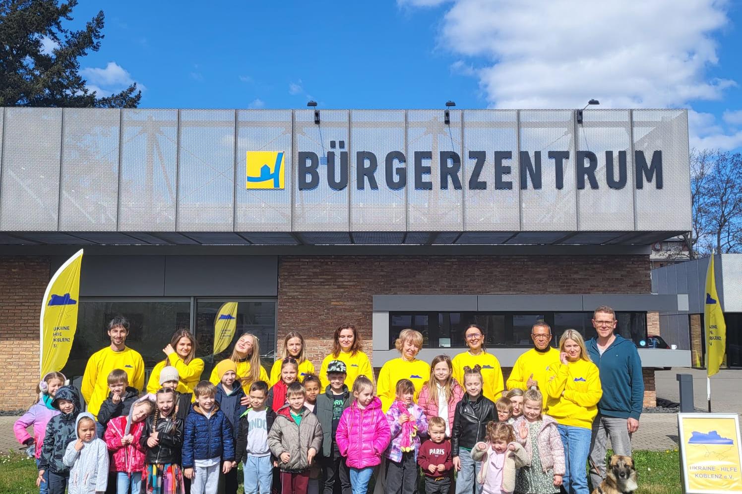 Eine große Gruppe von Kindern und Erwachsenen im Outfit des Vereins