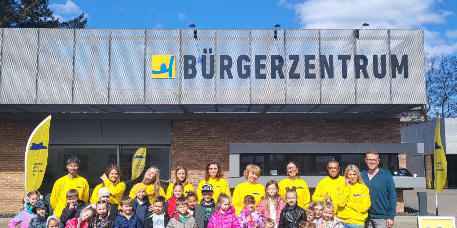 Eine große Gruppe von Kindern und Erwachsenen im Outfit des Vereins