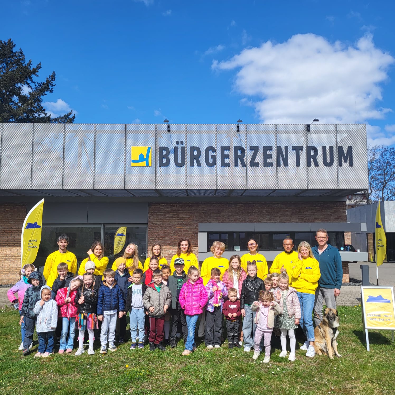 Eine große Gruppe von Kindern und Erwachsenen im Outfit des Vereins