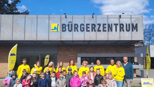Eine große Gruppe von Kindern und Erwachsenen im Outfit des Vereins
