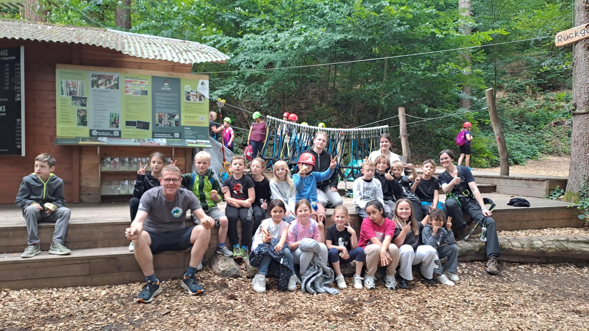 Eine Gruppe von Kindern mit ihren Betreuern