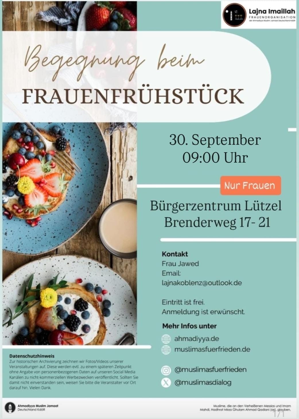 Flyer zum Frauenfrühstück mit Foto von einem Frühstücksteller mit Pfannkuchen und Obst