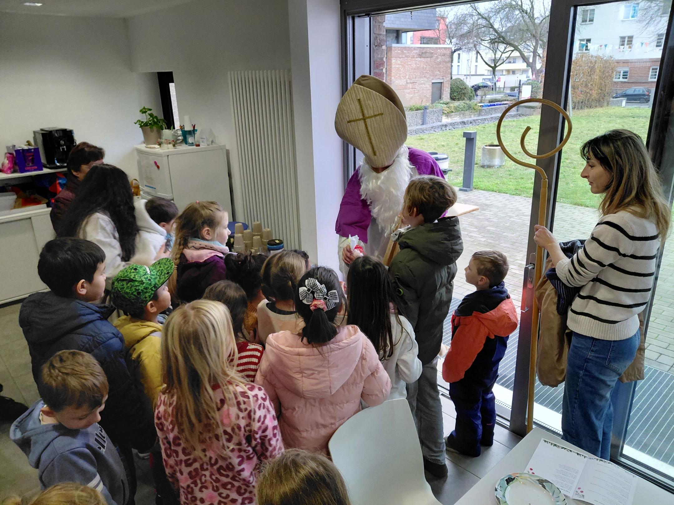 Nikolaus verteilt Kindern Geschenke