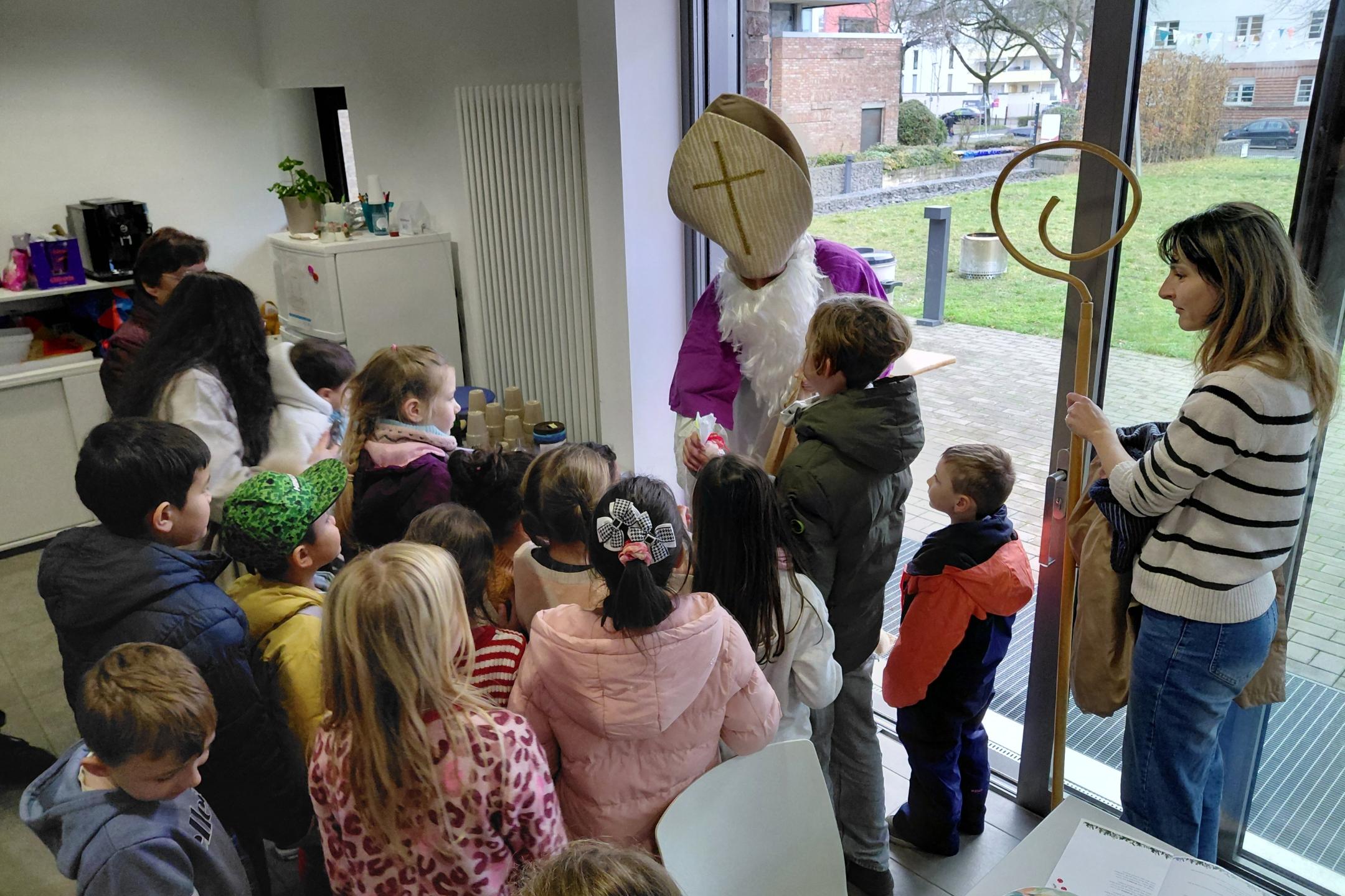 Nikolaus verteilt Kindern Geschenke