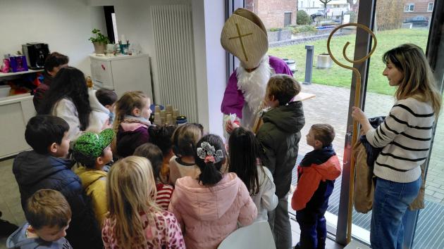 Nikolaus verteilt Kindern Geschenke