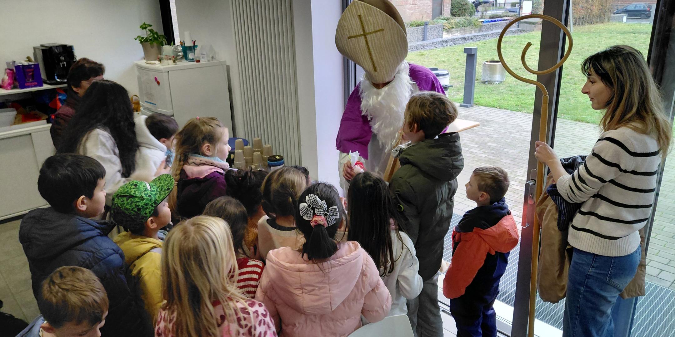 Nikolaus verteilt Kindern Geschenke (c) Bürgerzentrum Lützel Nikolaus verteilt Kindern Geschenke