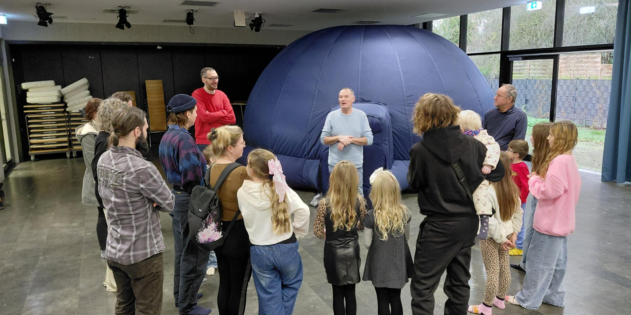 eine Gruppe Kinder und Erwachsener vor einem aufblasbaren Kuppelzelt (c) Bürgerzentrum Lützel eine Gruppe Kinder und Erwachsener vor einem aufblasbaren Kuppelzelt