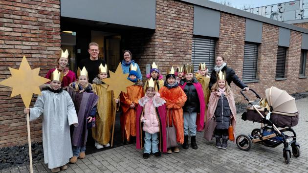 Sternsinger stehen vor dem Bürgerzentrum