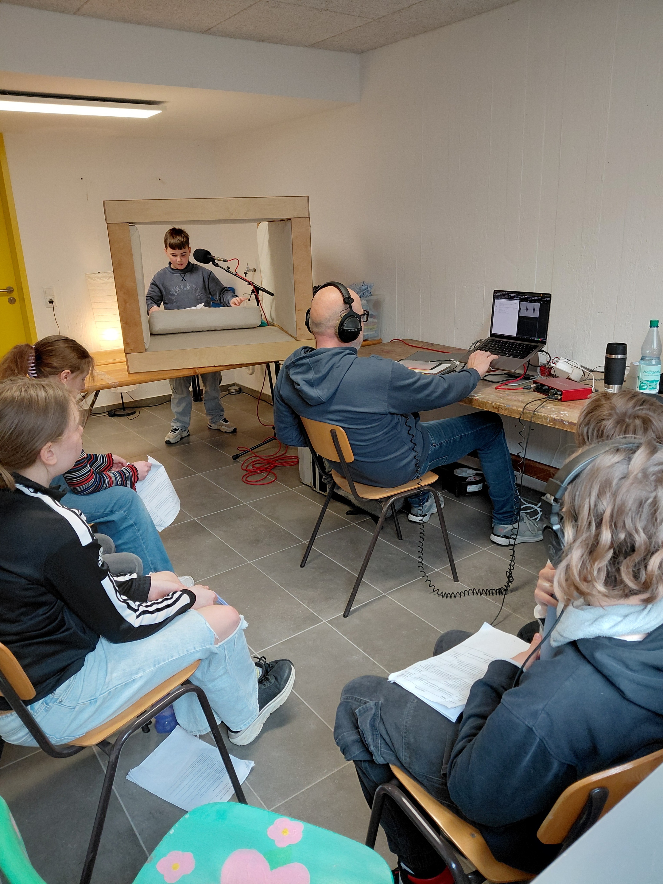 Kinder und Workshop-Leiter bei den Tonaufnahmen (c) Bürgerzentrum Lützel Kinder und Workshop-Leiter bei den Tonaufnahmen