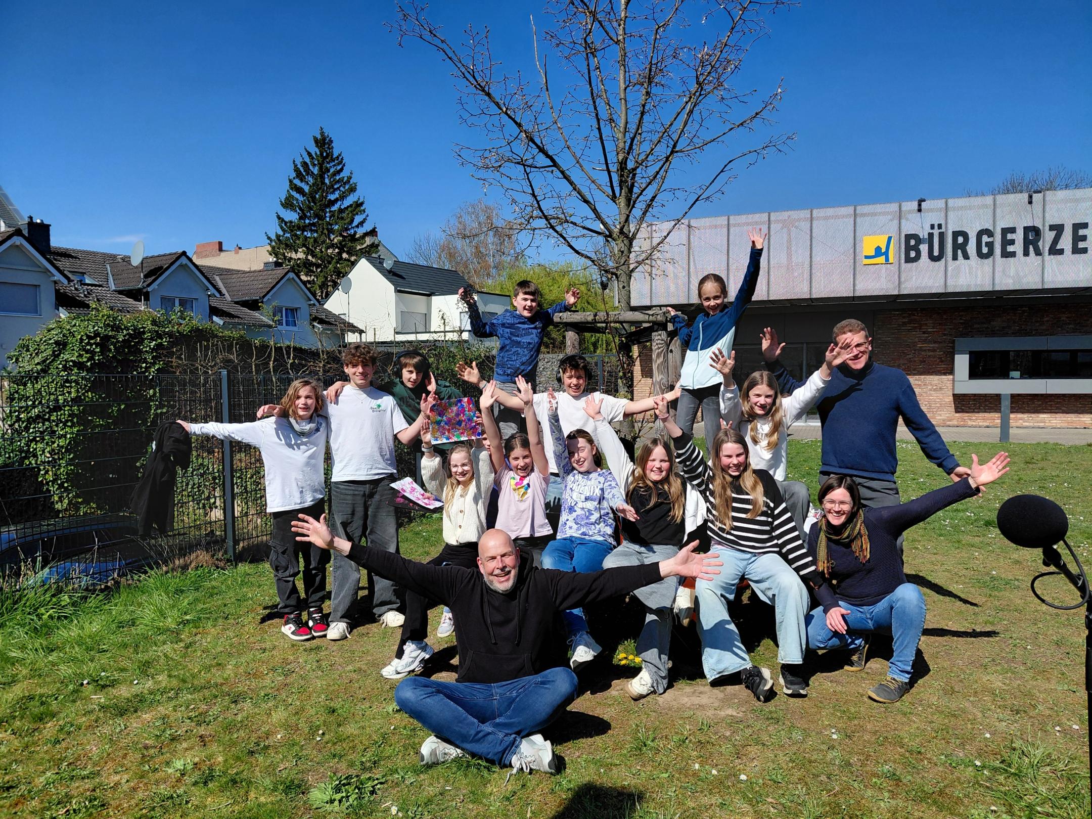 Gruppenbild der Teilnehmer*innen und Betreuer vor dem BüZ