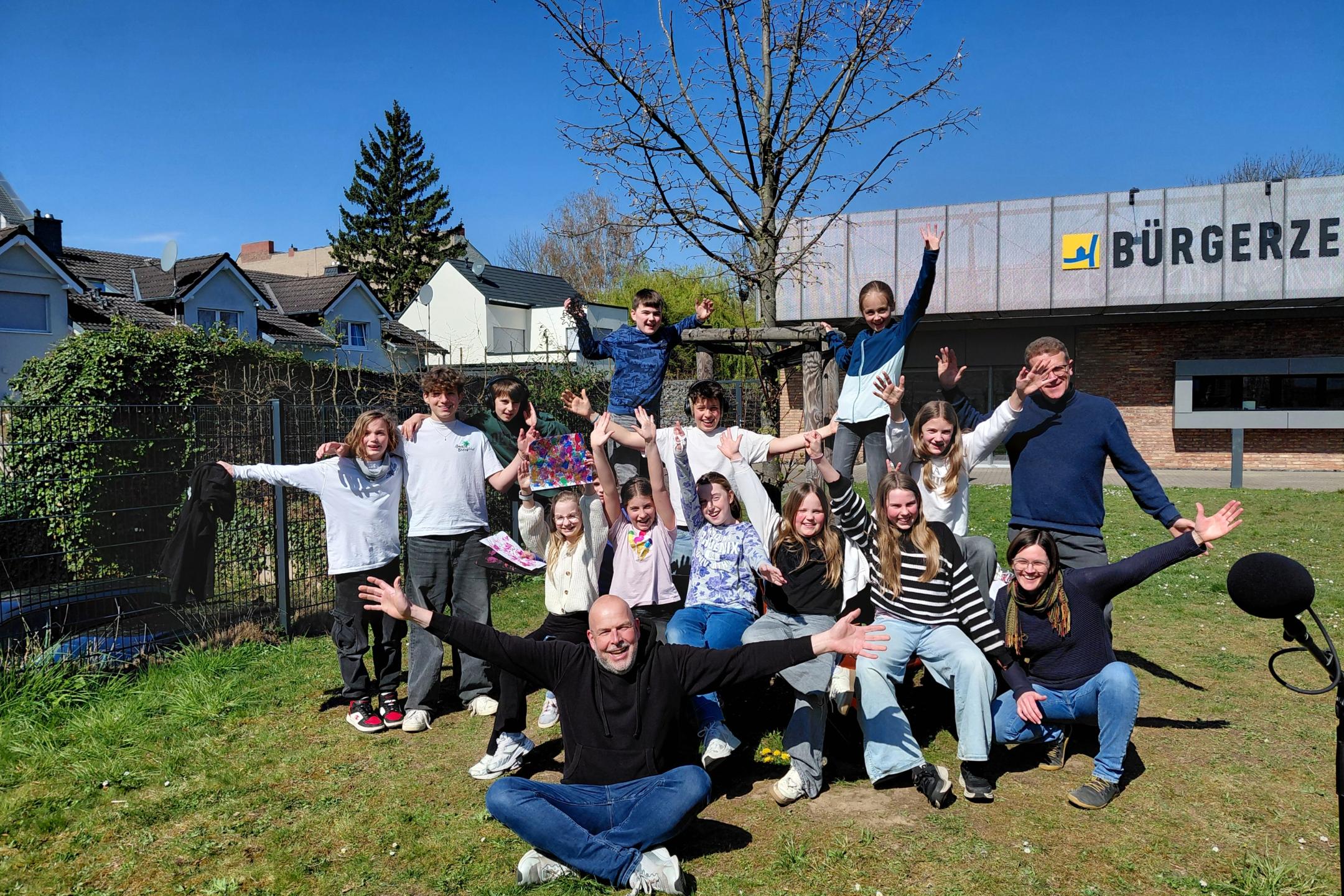 Gruppenbild der Teilnehmer*innen und Betreuer vor dem BüZ