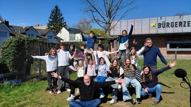Gruppenbild der Teilnehmer*innen und Betreuer vor dem BüZ