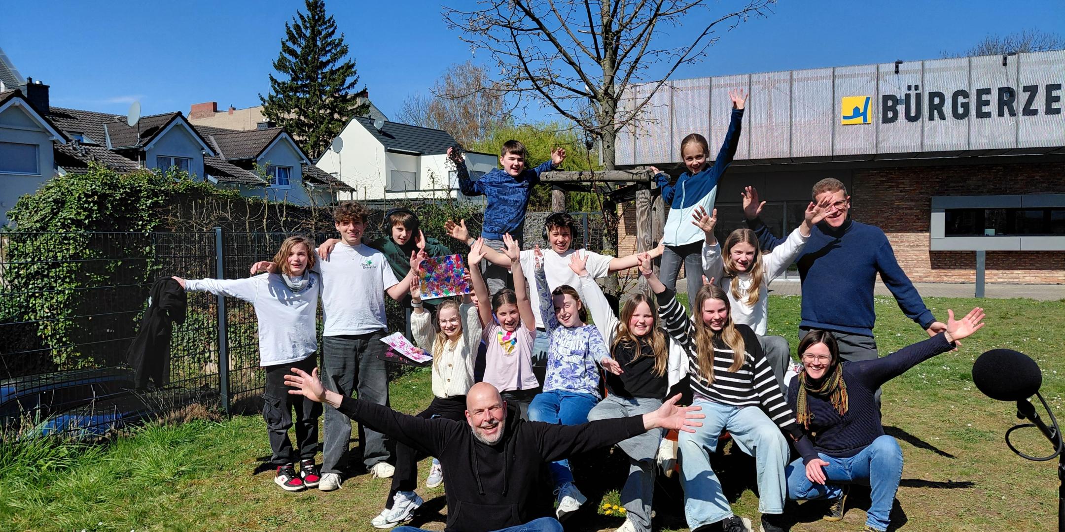 Gruppenbild der Teilnehmer*innen und Betreuer vor dem BüZ (c) Bürgerzentrum Lützel Gruppenbild der Teilnehmer*innen und Betreuer vor dem BüZ