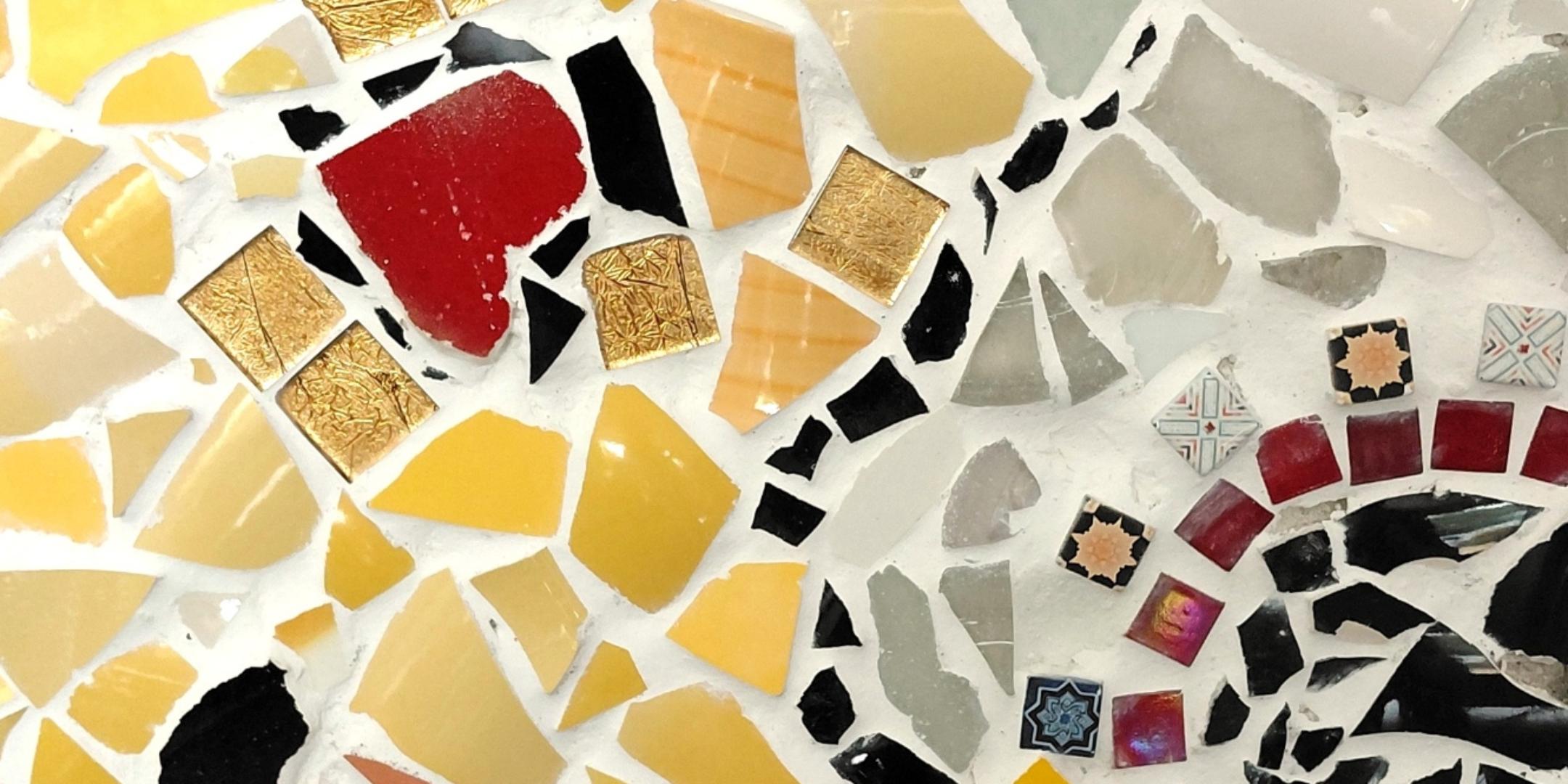 Mosaik aus Scherben und Fliesen