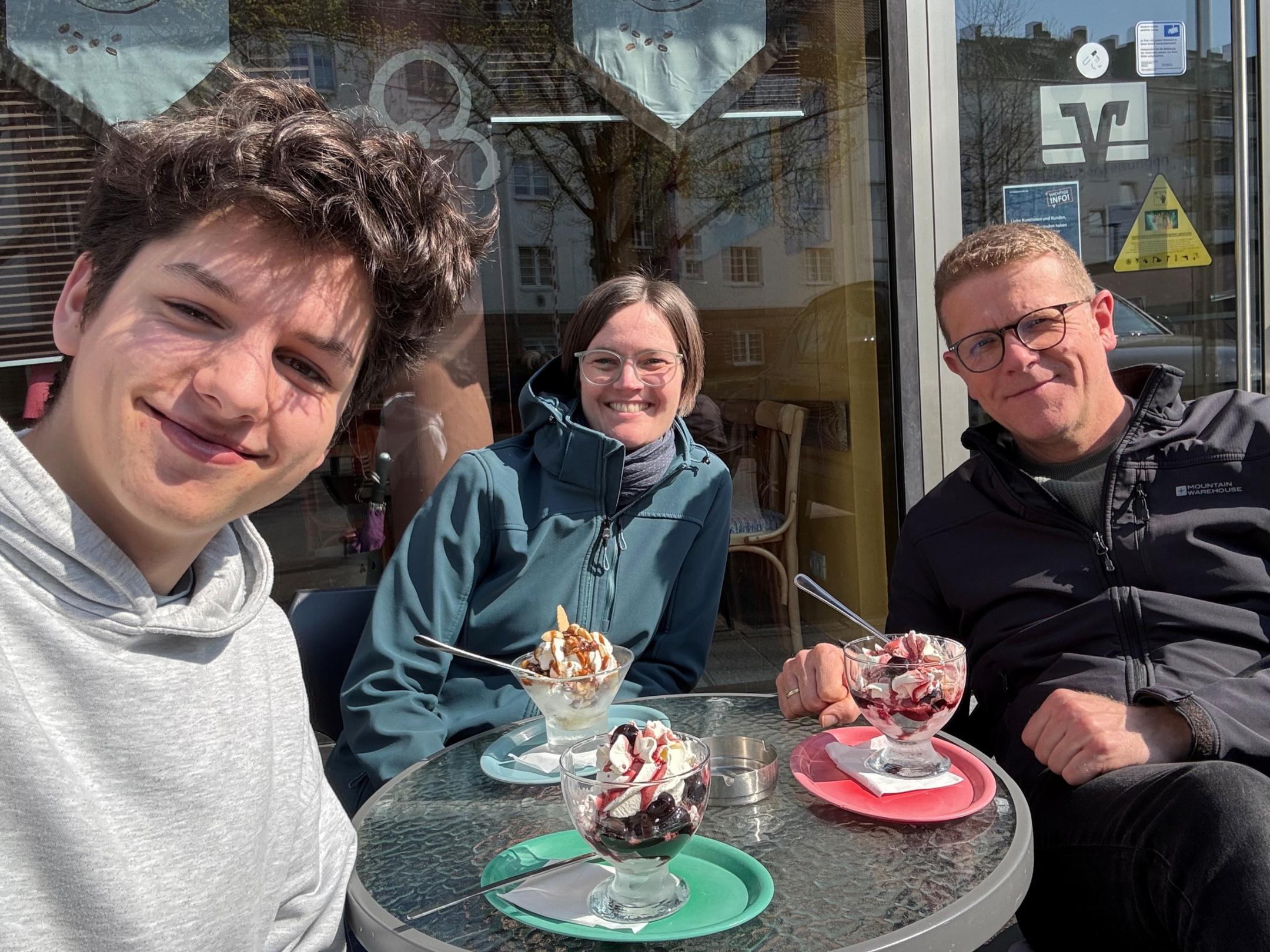 Leitungsteam BüZ und FSJ`ler beim Eisessen