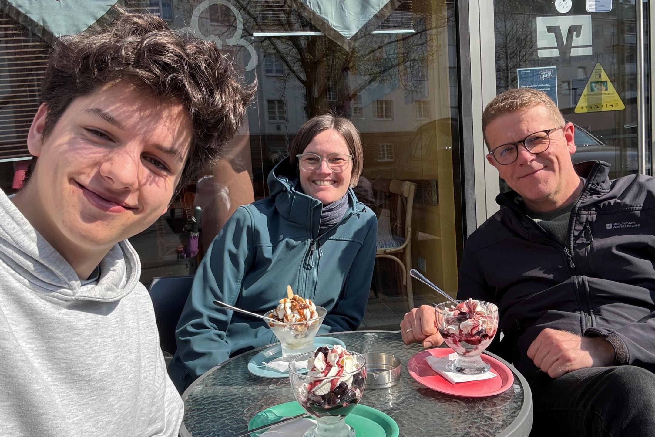 Leitungsteam BüZ und FSJ`ler beim Eisessen