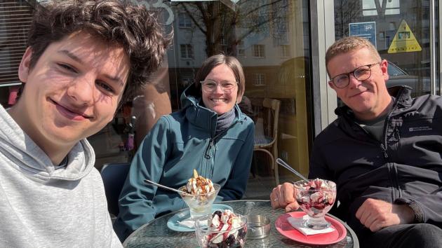 Leitungsteam BüZ und FSJ`ler beim Eisessen