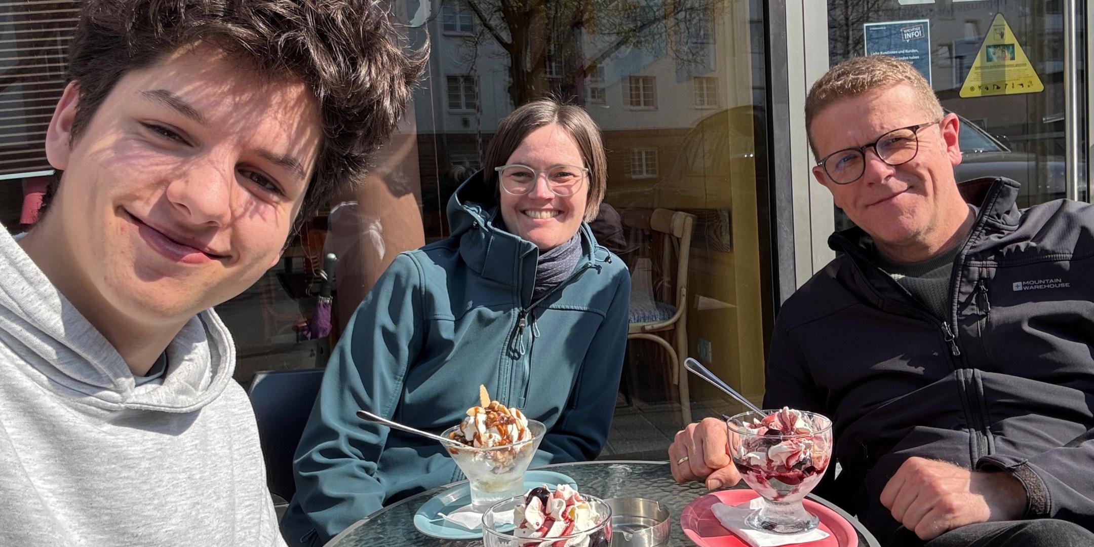 Leitungsteam BüZ und FSJ`ler beim Eisessen