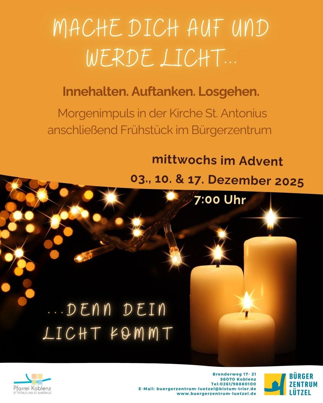 Kerzen brennen vor dunklem Hintergrund, Lichter im Hintergrund, Schriftzug 'Mache dich auf und werde Licht, denn dein Licht kommt'