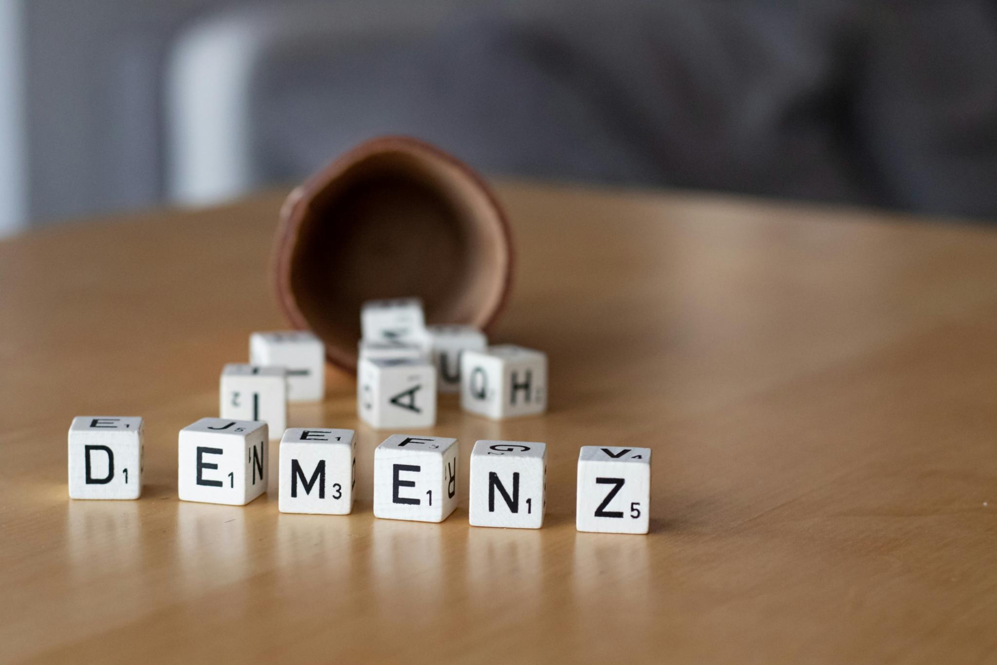 Buchstabenwürfel zeigen das Wort Demenz