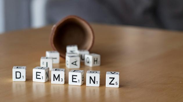 Buchstabenwürfel zeigen das Wort Demenz