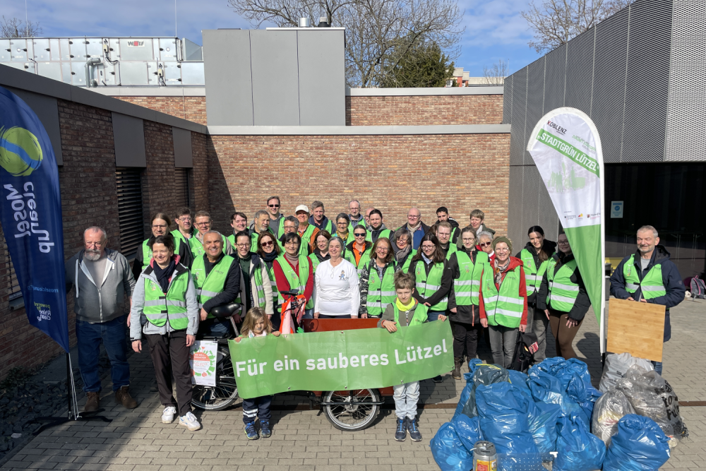Eine große Gruppe von aktiven Müllsammlern steht zusammen
