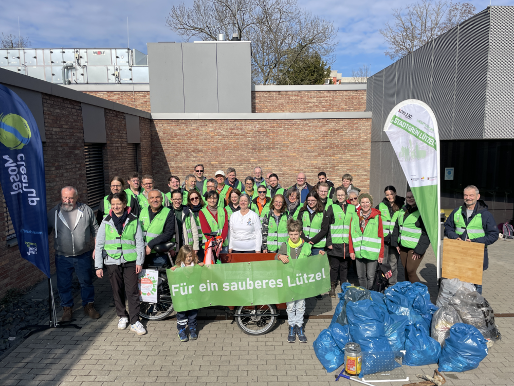 Eine große Gruppe von aktiven Müllsammlern steht zusammen