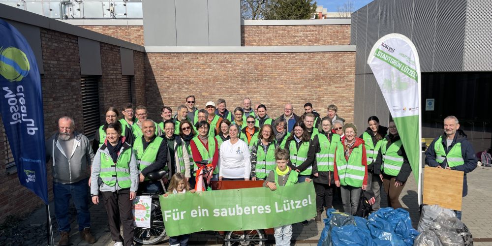 Eine große Gruppe von aktiven Müllsammlern steht zusammen (c) Stadtberatung Dr. Sven Fries Eine große Gruppe von aktiven Müllsammlern steht zusammen