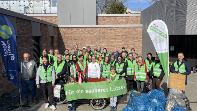 Eine große Gruppe von aktiven Müllsammlern steht zusammen