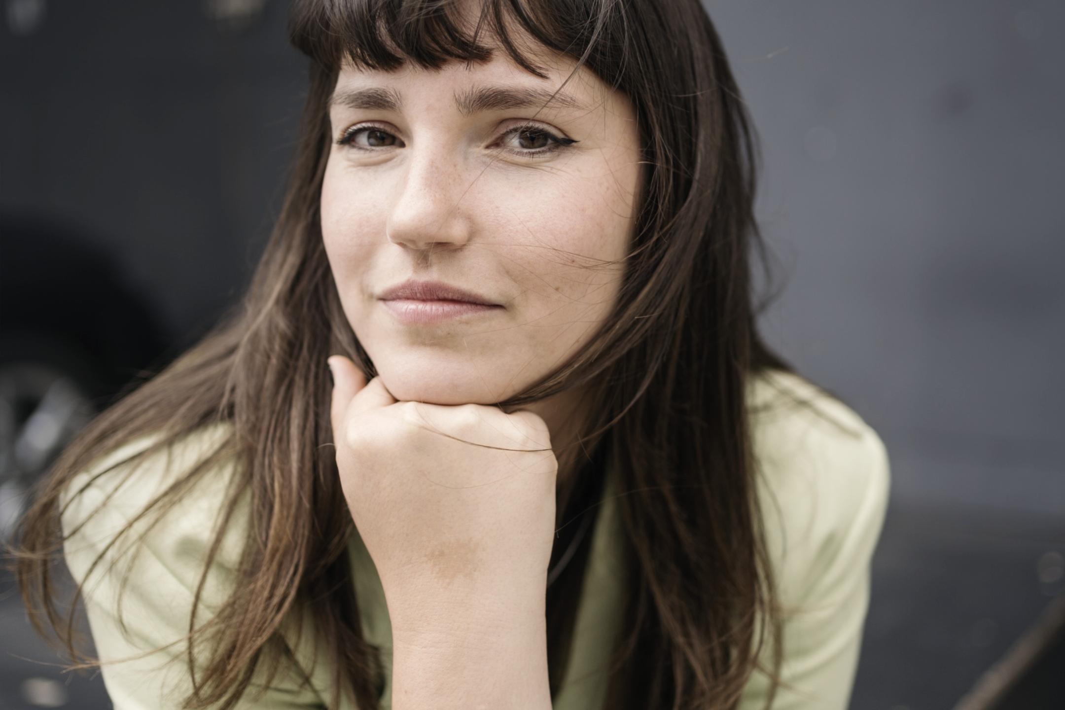 Ein Porträtfoto von Carla Hinrichs