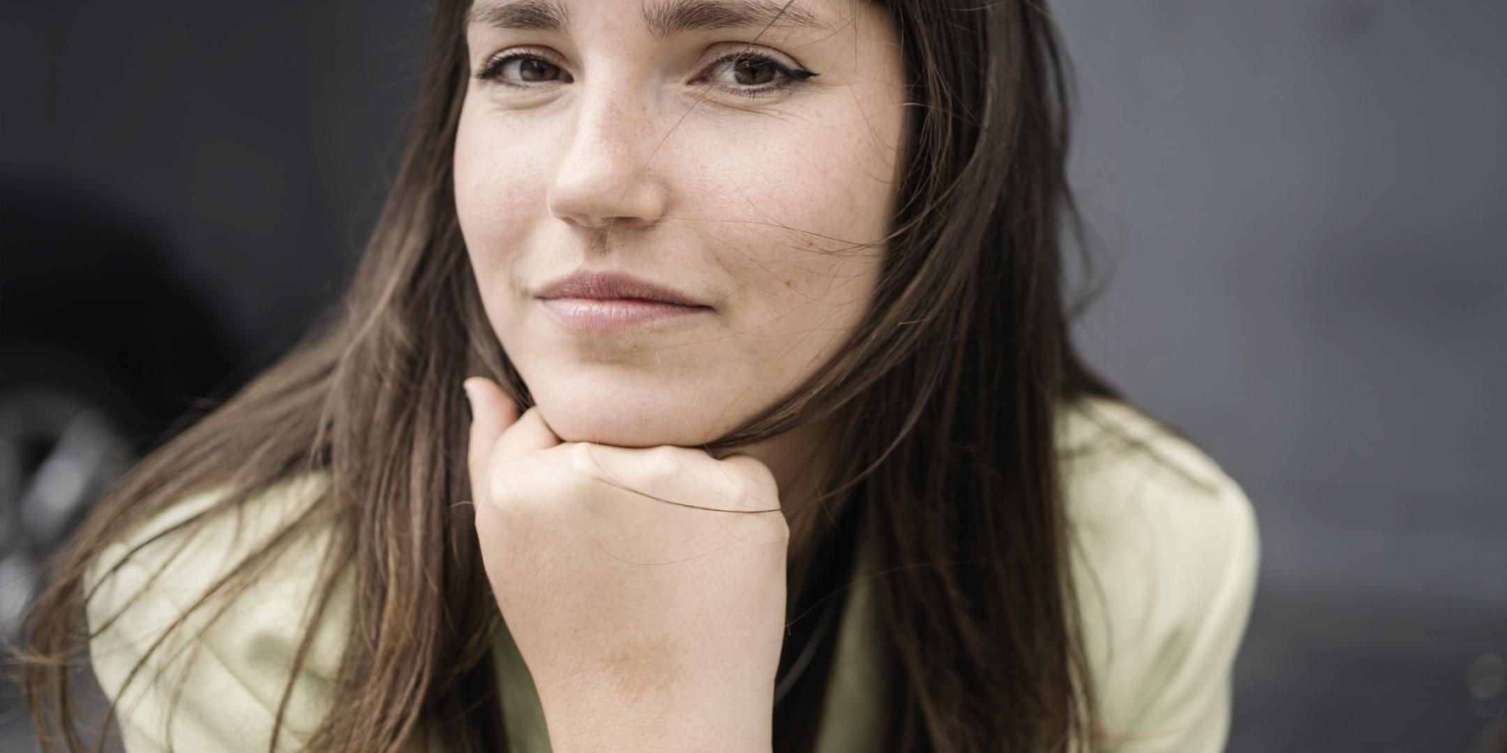 Ein Porträtfoto von Carla Hinrichs (c) Marlene Charlotte Limburg Fotografie Ein Porträtfoto von Carla Hinrichs