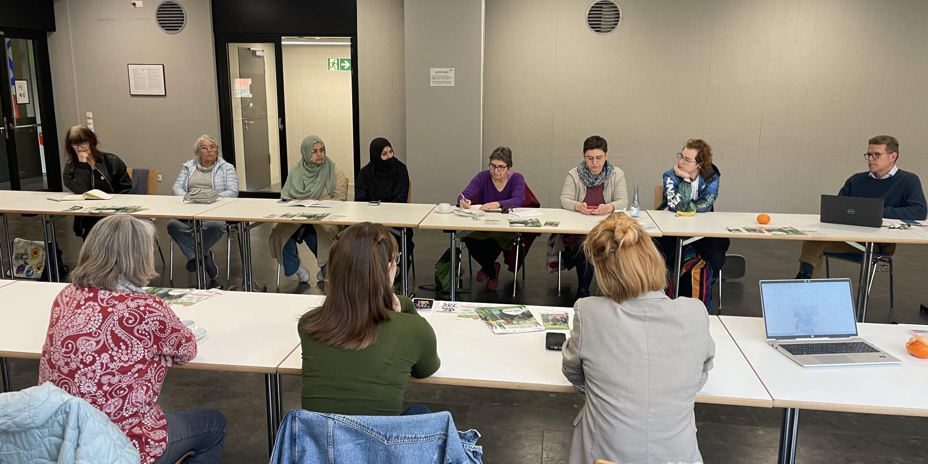 Personen sitzen an Tischen und diskutieren miteinander (c) Stadtberatung Dr. Sven Fries Personen sitzen an Tischen und diskutieren miteinander