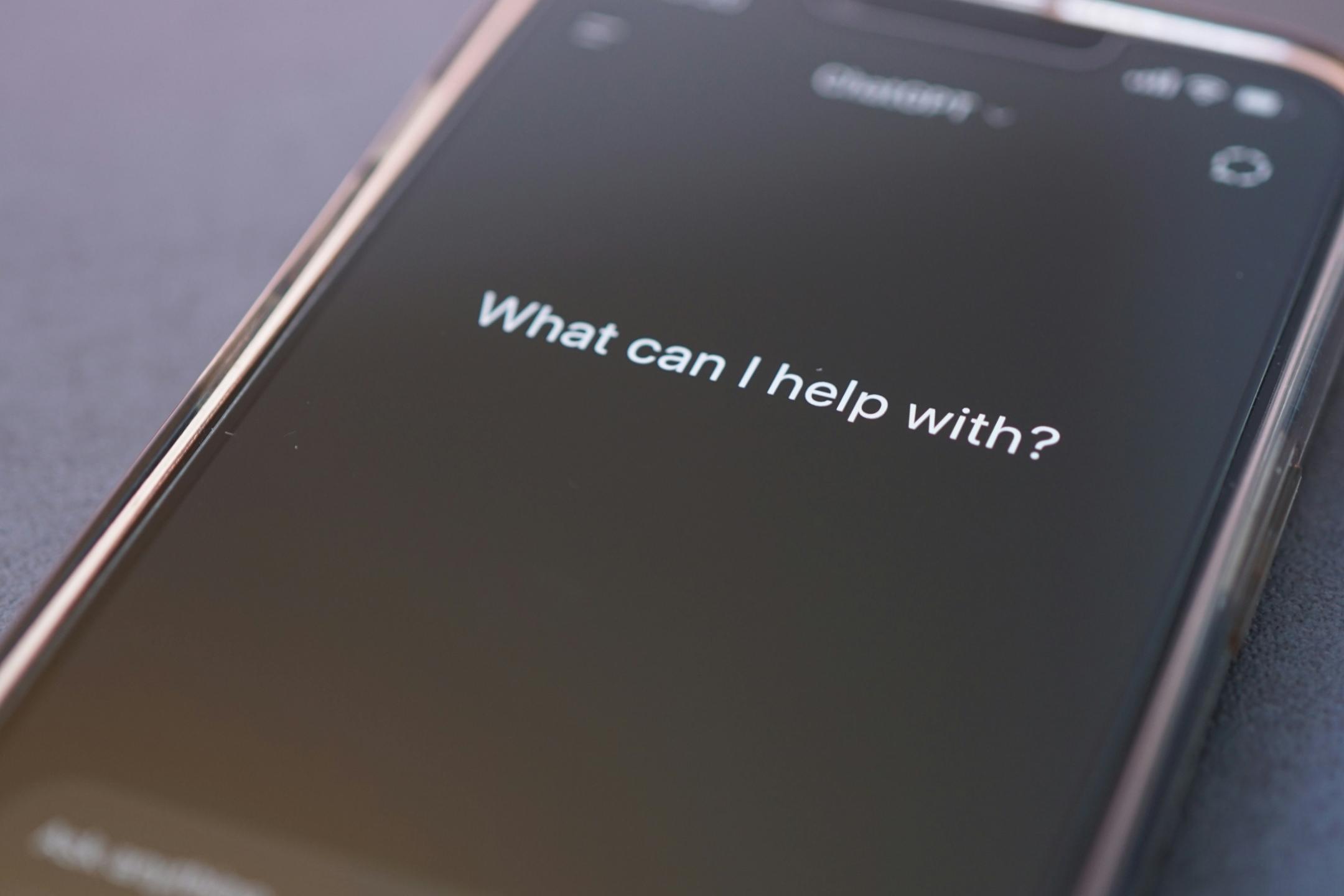 Das Handy fragt: Wie kann ich helfen?