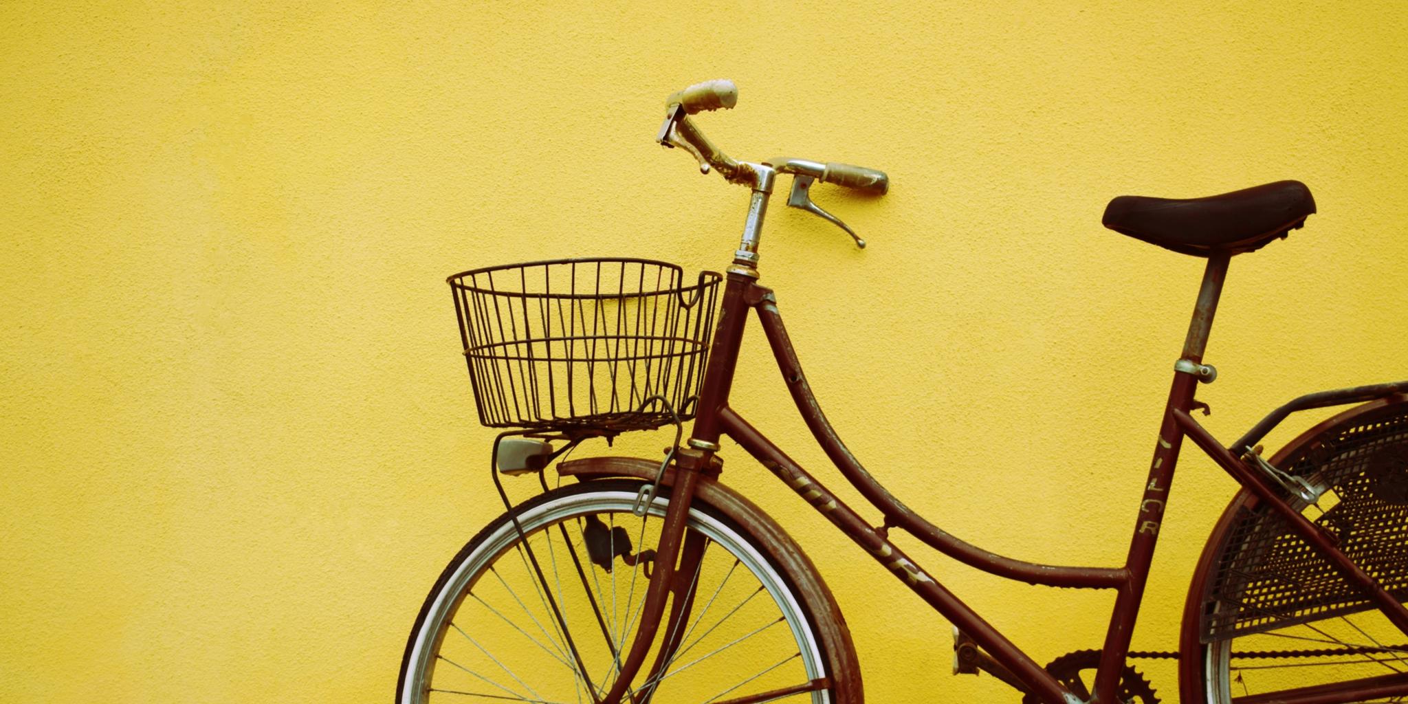 Ein Hollandrad vor einer Wand