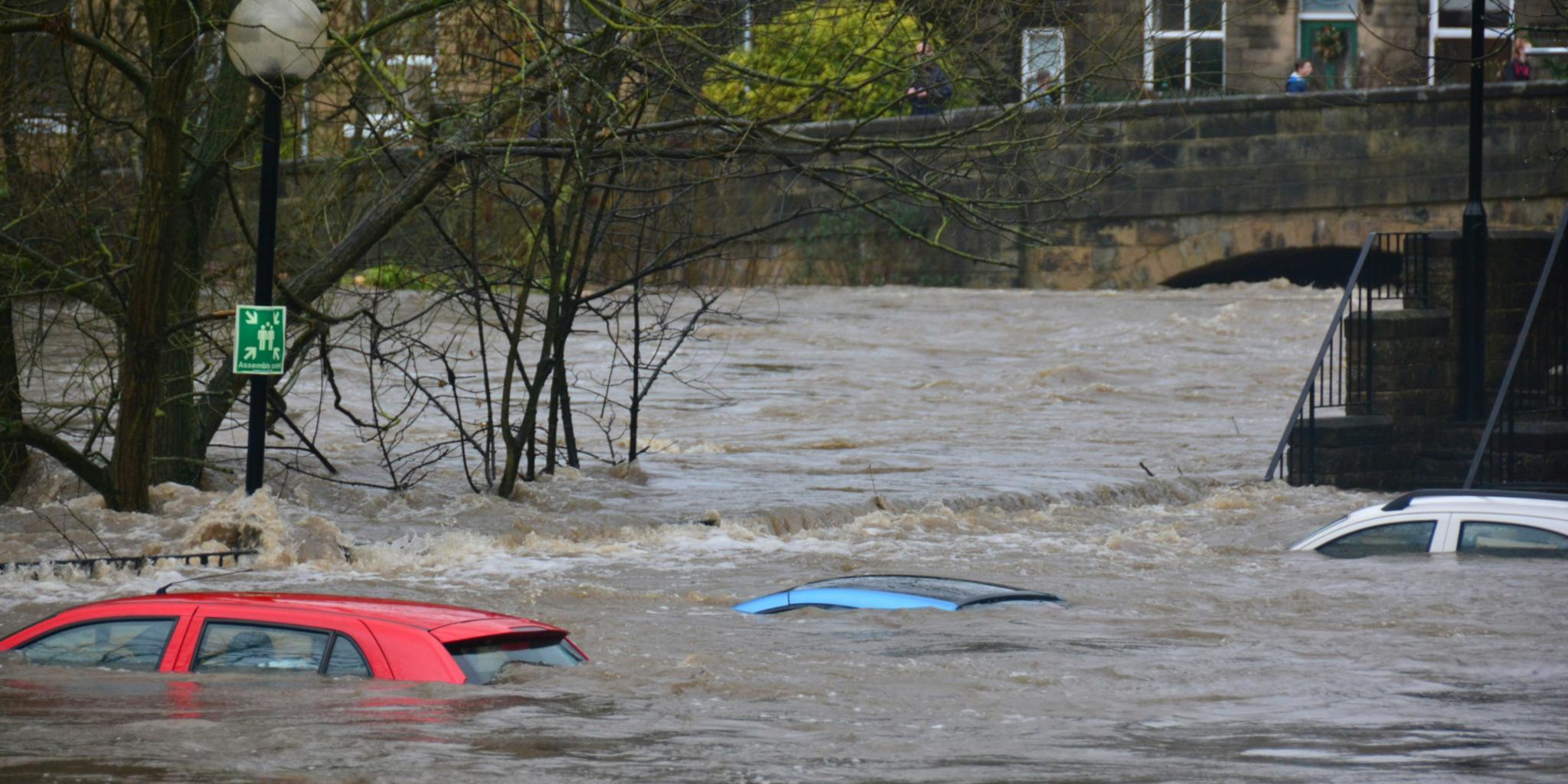 Autos und Straßen sind von Hochwasser überflutet