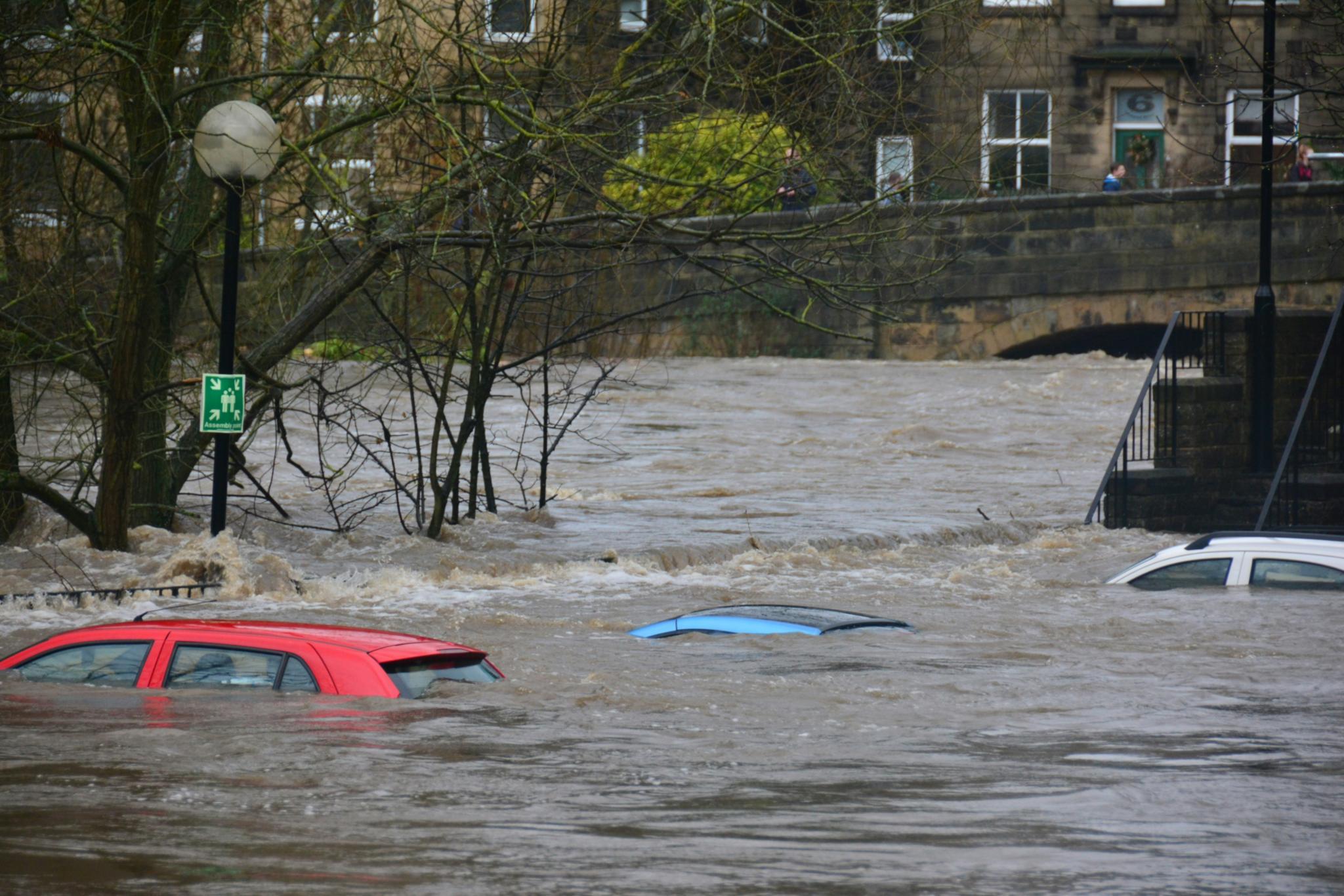 Autos und Straßen sind von Hochwasser überflutet