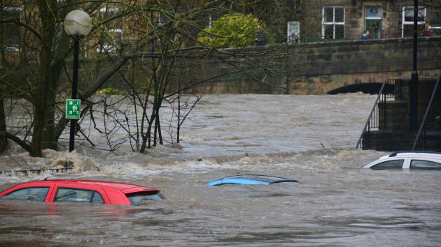 Autos und Straßen sind von Hochwasser überflutet