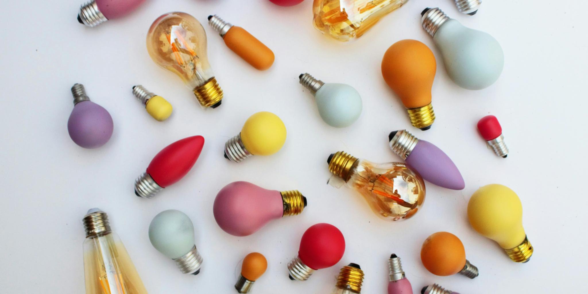 Viele bunte Glühbirnen