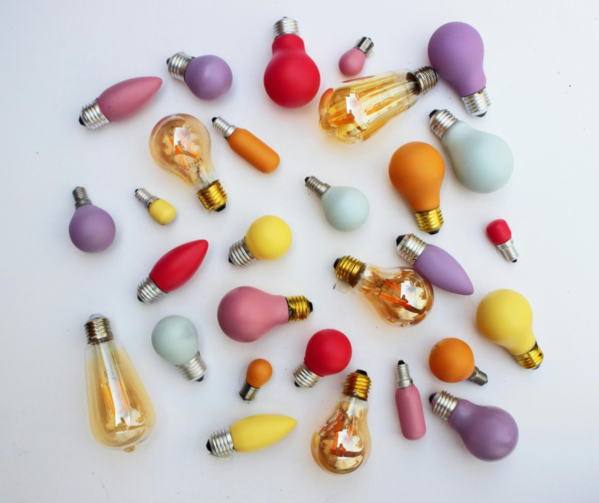 Viele bunte Glühbirnen