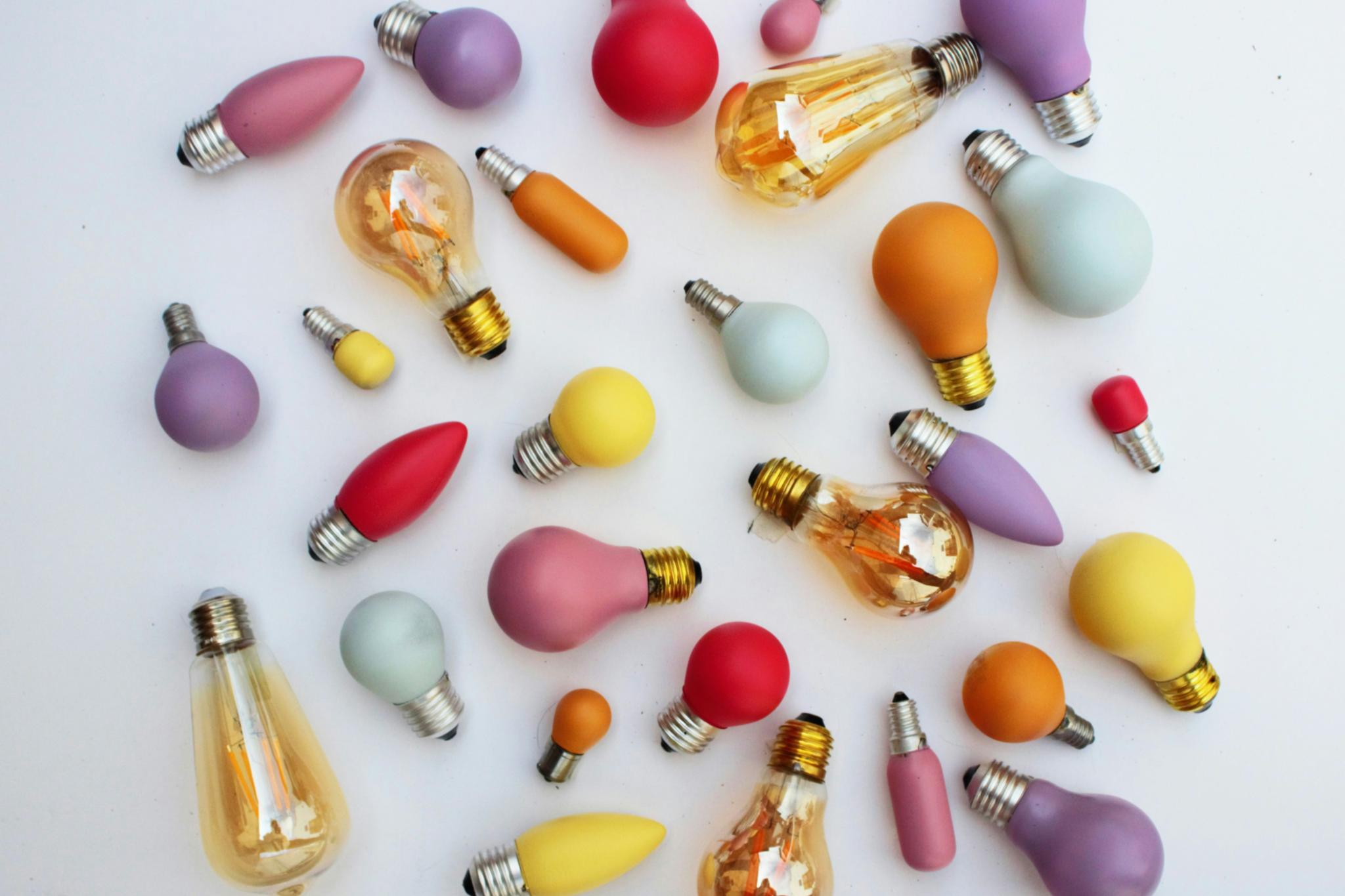 Viele bunte Glühbirnen