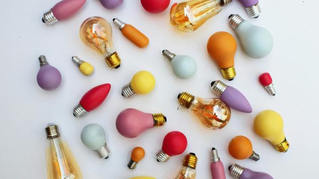 Viele bunte Glühbirnen