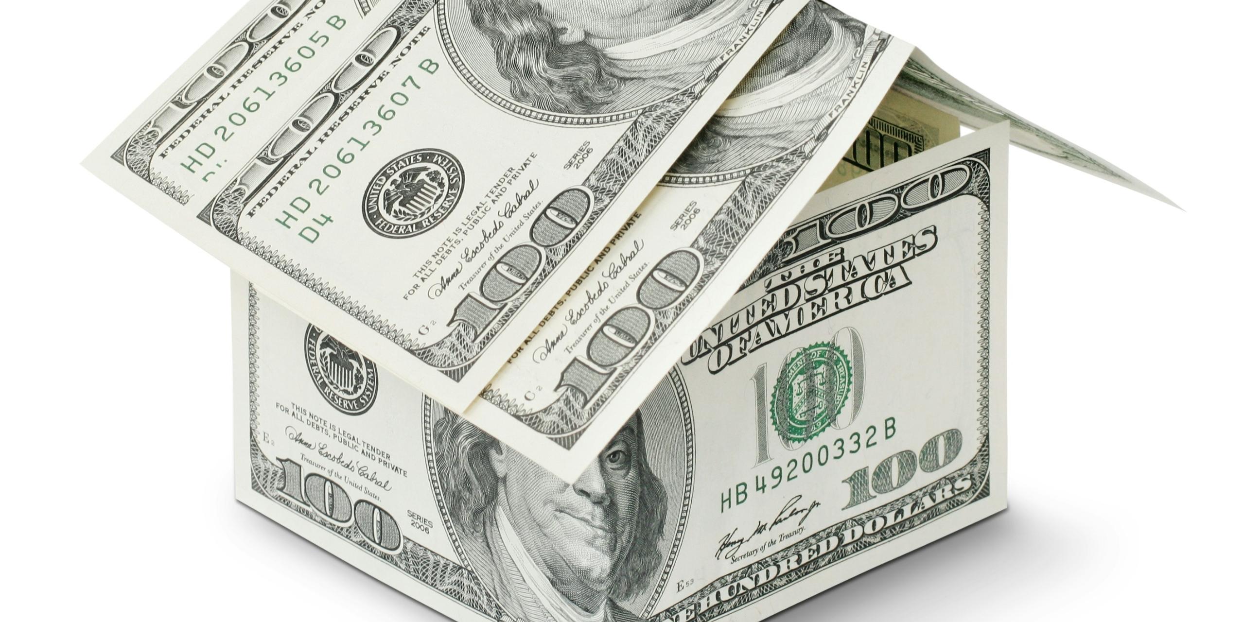 Ein Haus, das aus Geldscheinen gefaltet ist. (c) Kostiantyn Li auf Unsplash Ein Haus, das aus Geldscheinen gefaltet ist.