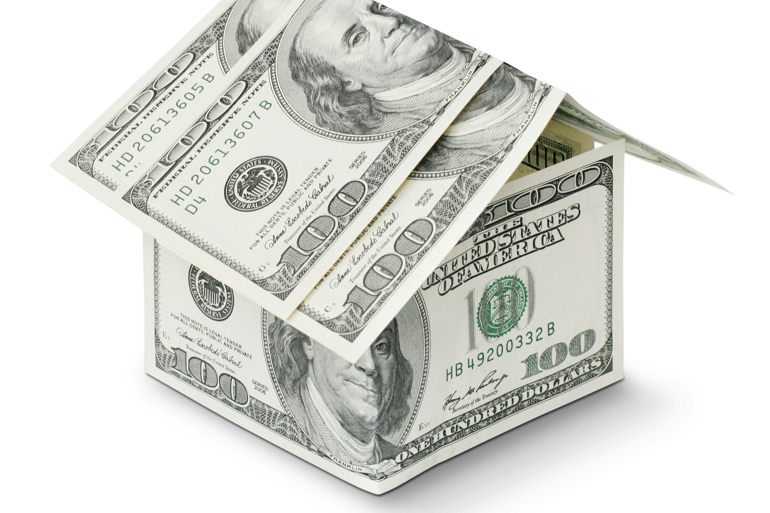 Ein Haus, das aus Geldscheinen gefaltet ist.