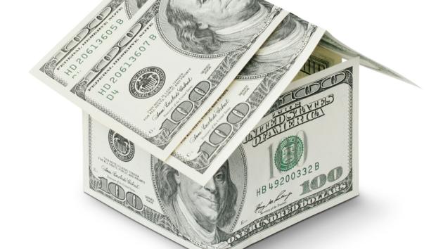 Ein Haus, das aus Geldscheinen gefaltet ist.