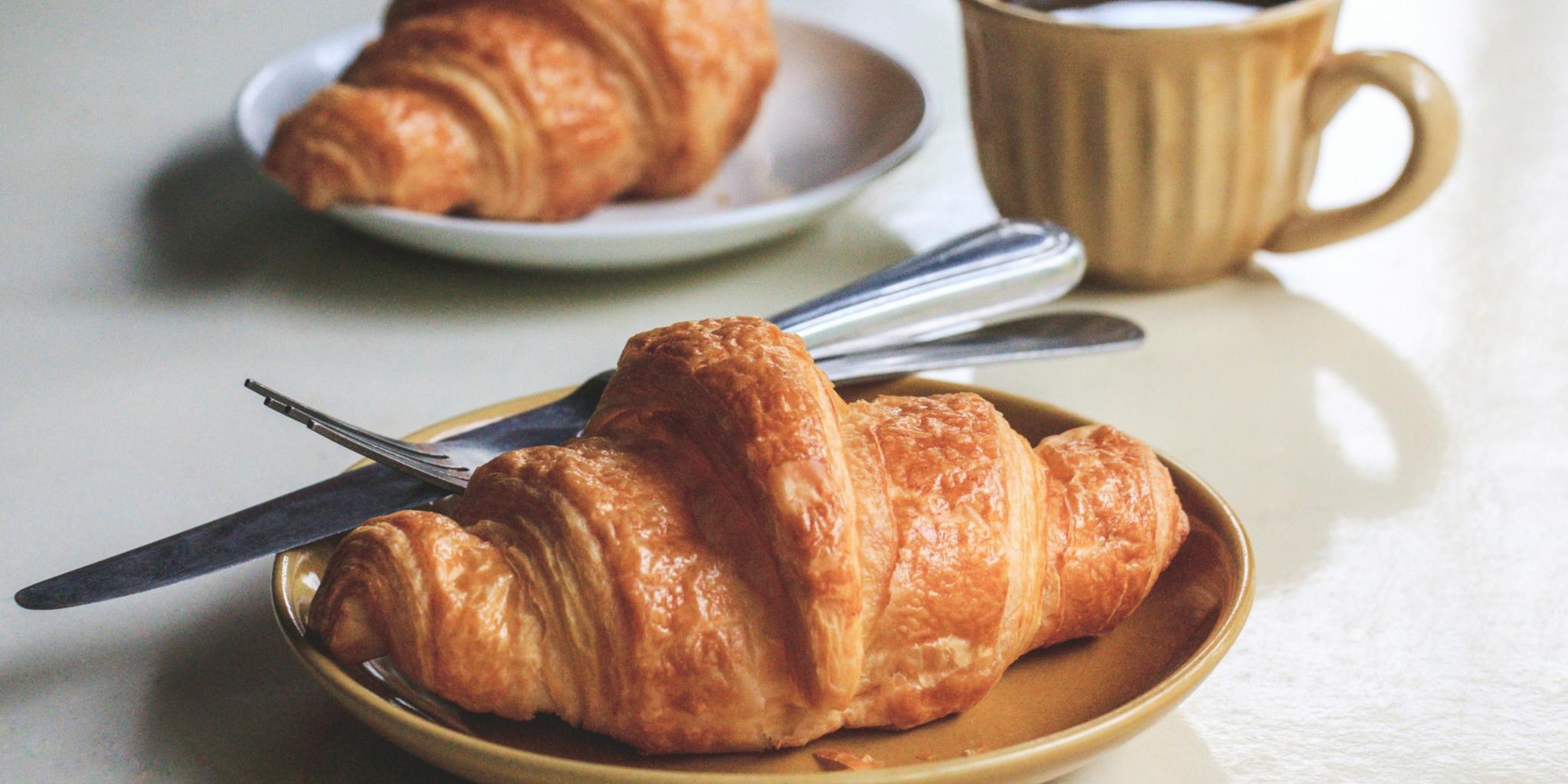 Croissants und Kaffee