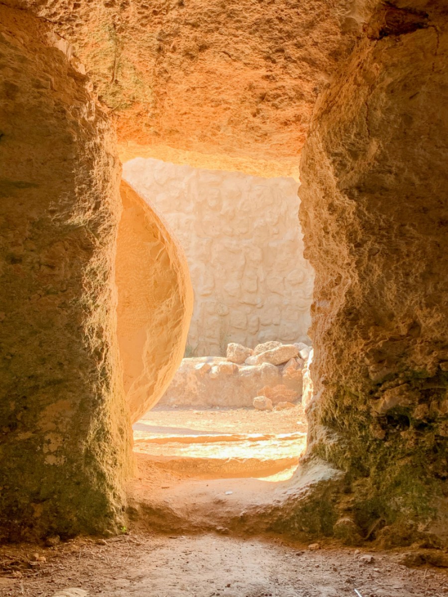 Ein Felsengang, der ins Freie führt