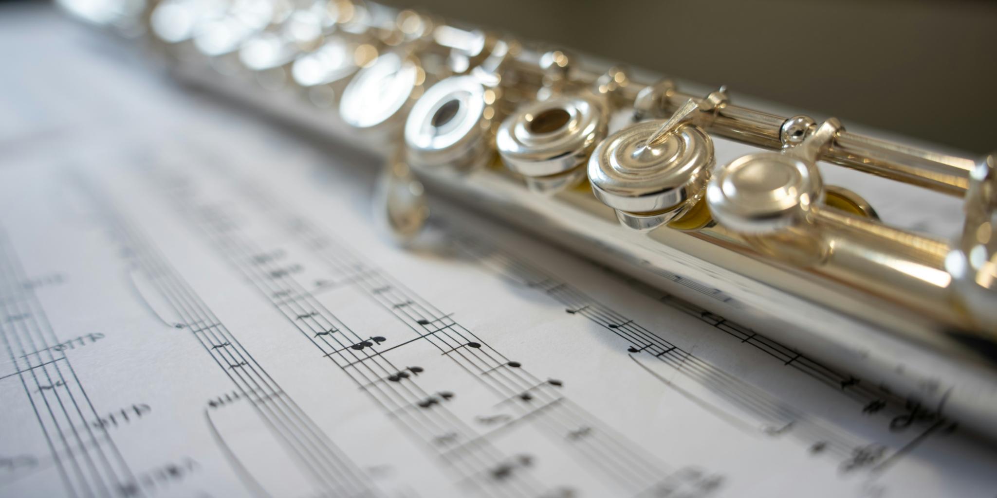 Querflöte liegt auf Noten