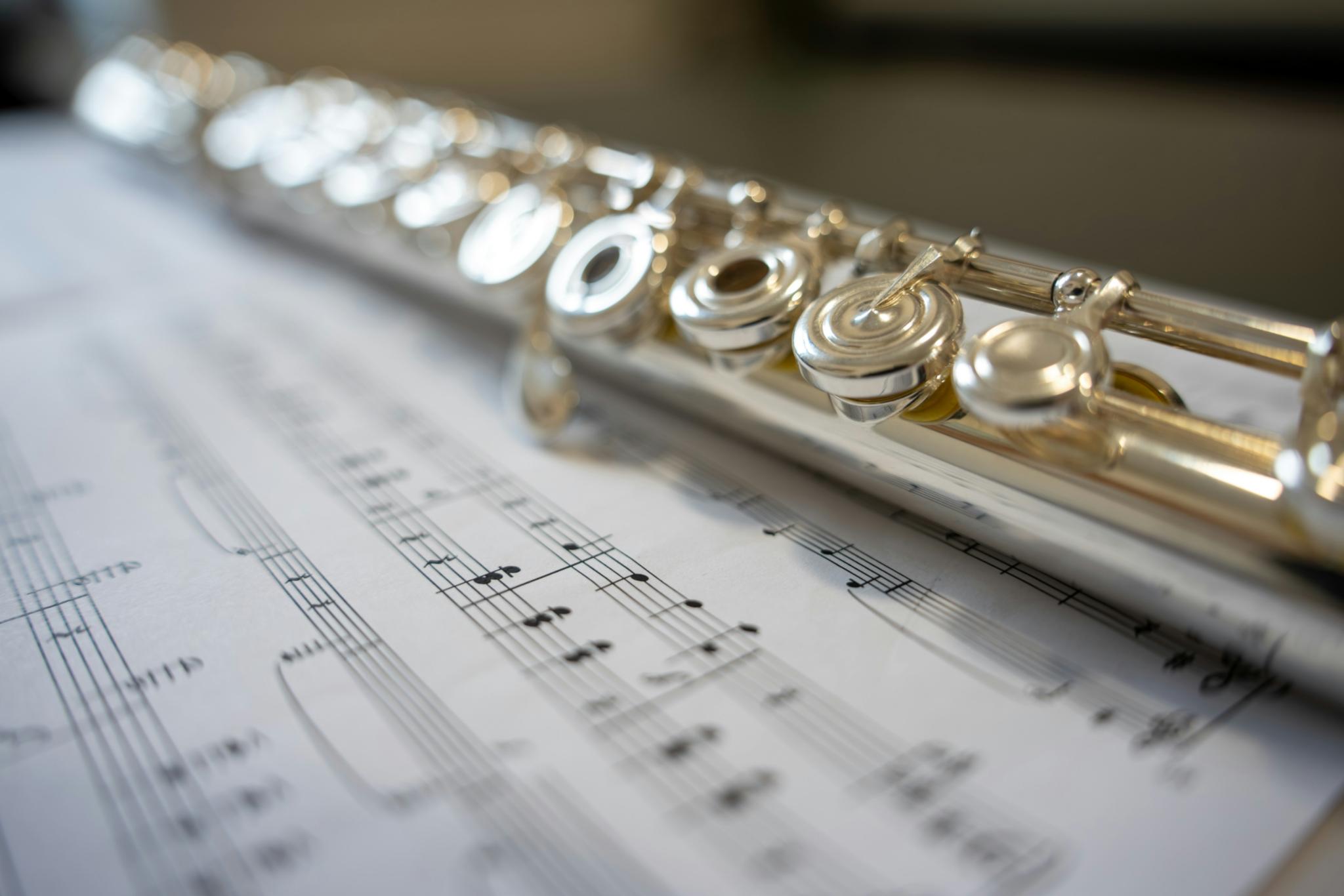 Querflöte liegt auf Noten