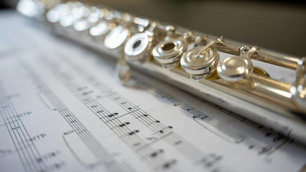Querflöte liegt auf Noten